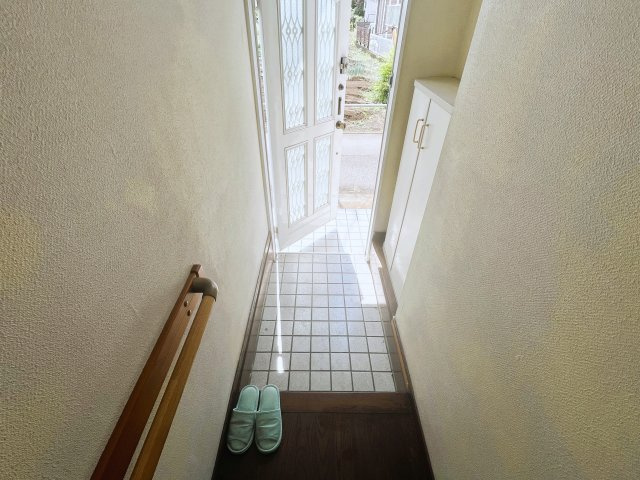 ～商業施設と公園が近く日々の買い物や散策が楽しめる街～　神奈川県相模原市中央区田名の玄関|玄関手すり・収納付きで安心・快適です