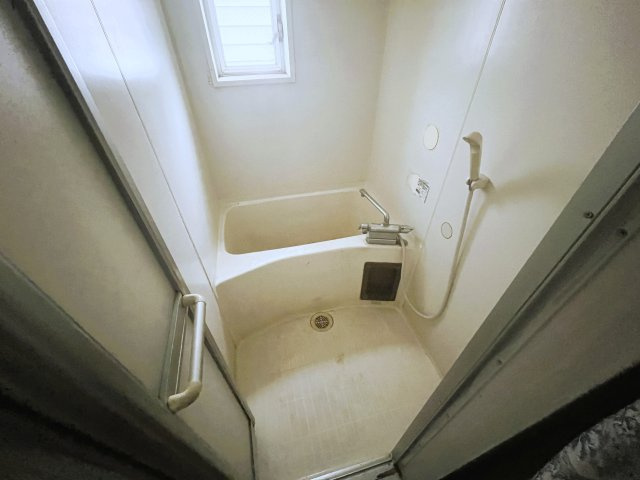 ～商業施設と公園が近く日々の買い物や散策が楽しめる街～　神奈川県相模原市中央区田名の浴室|浴室に小窓があり、カビ対策に有効。
