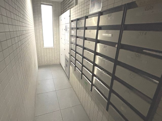 ランドワーフ練馬中村橋セレーヌコートの設備|便利な宅配BOXと集合ポスト。不在時もお荷物受け取れます。
