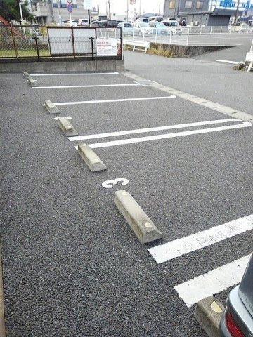 アニュー　エイティの駐車場