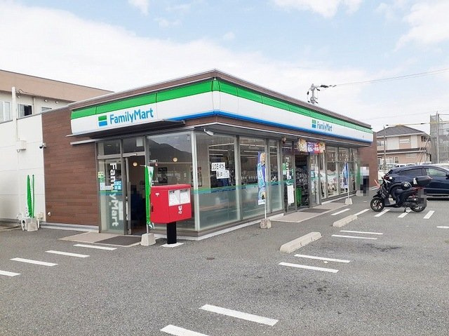 グランソレイユ　Ｄの周辺|ファミリーマート上代店まで600m