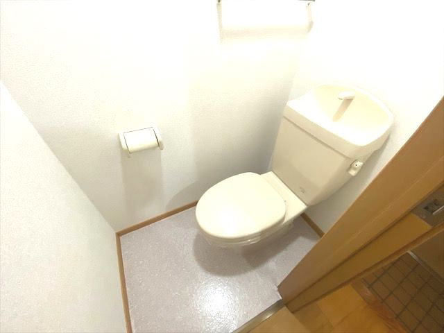 シンプルで掃除のしやすいトイレです♪