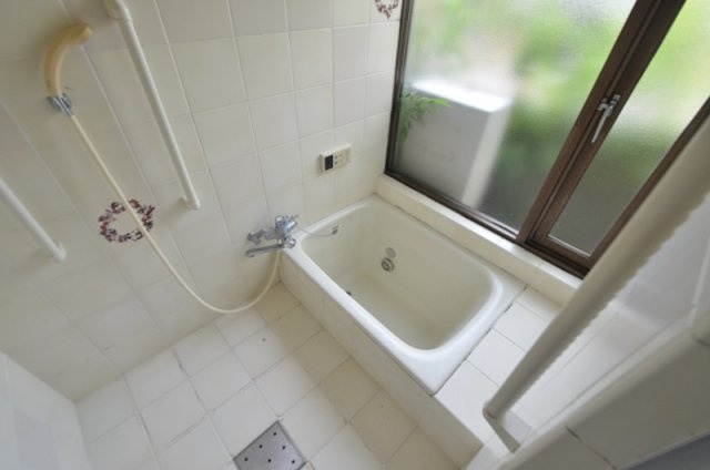 シンプルなユニットバス☆窓付きで換気も楽々！