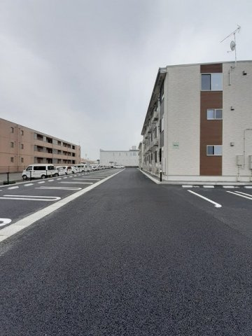 ナリワリ　リリーの駐車場