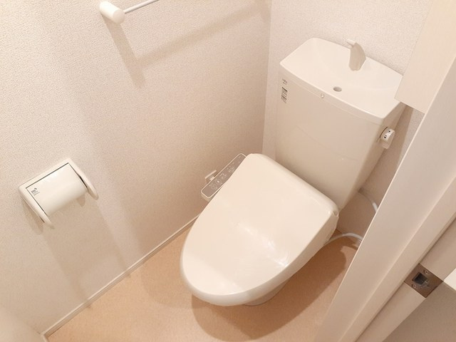 温水洗浄便座付きのトイレです♪
