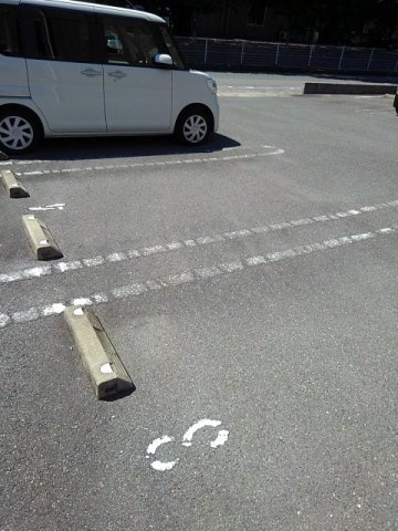 ラミアカーサの駐車場