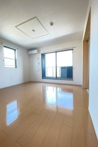オリエンス弐番館の居間・リビング