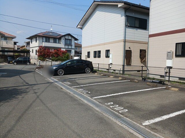 ＲアベニールＢの駐車場
