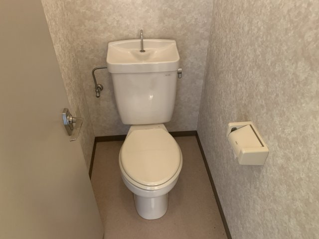 シンプルで掃除のしやすいトイレです♪
