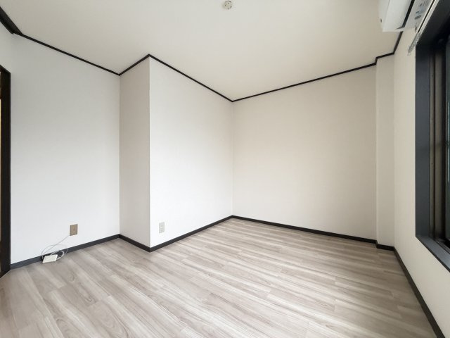 村上ビルサンハイツの洋室