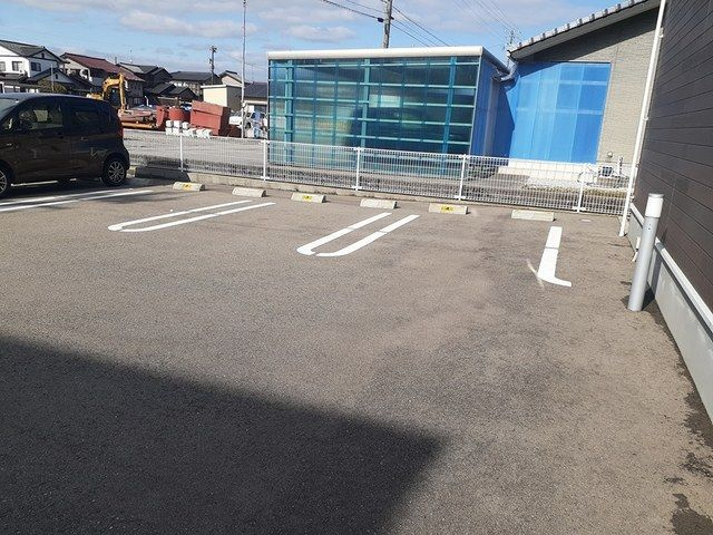 ミラノⅣの駐車場