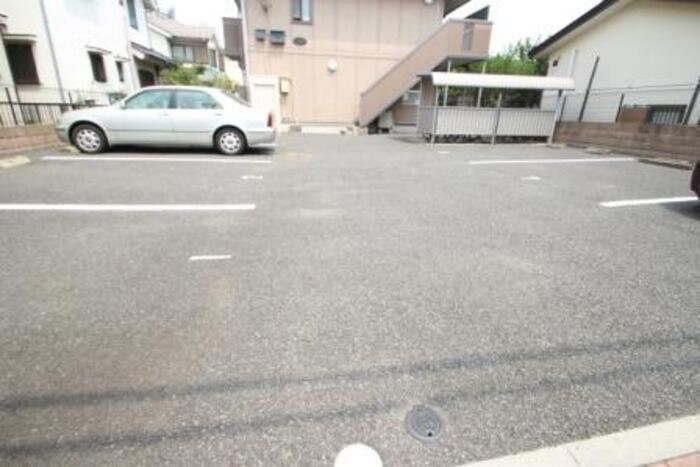 クレールセゾンの駐車場