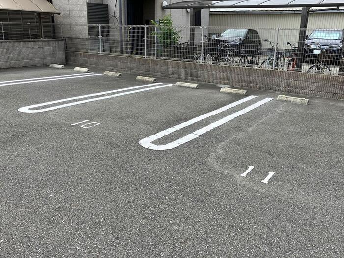 メゾン旭の駐車場