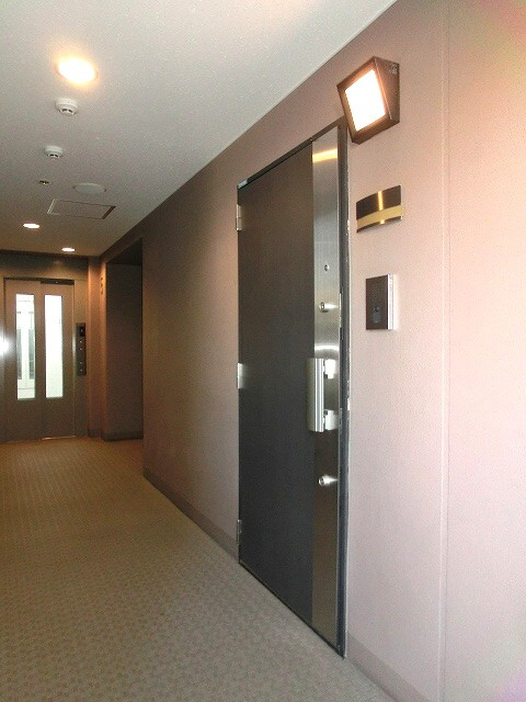 RESIDIA浅草橋の設備|専用電灯付き玄関です