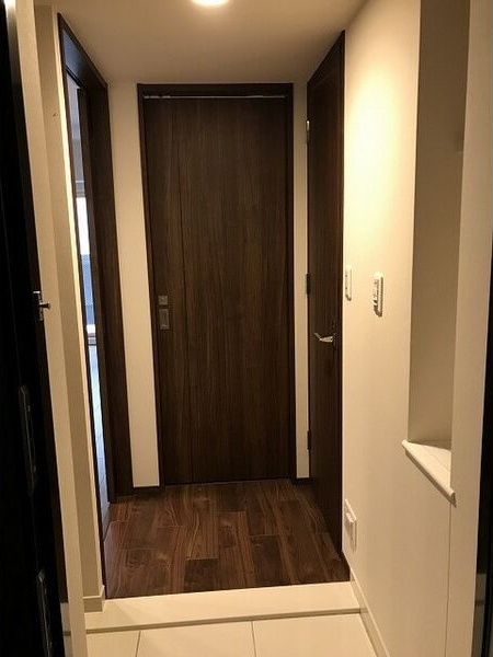 プレサンスロジェ栄の玄関