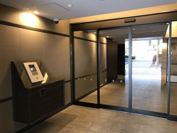 プレサンスロジェ栄のエントランス