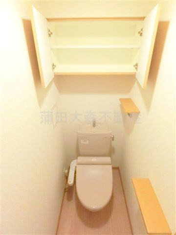 ルーブル蒲田九番館のトイレ|吊戸棚収納と温水暖房便座付のトイレ