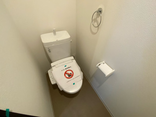 温水洗浄便座付きのトイレです♪