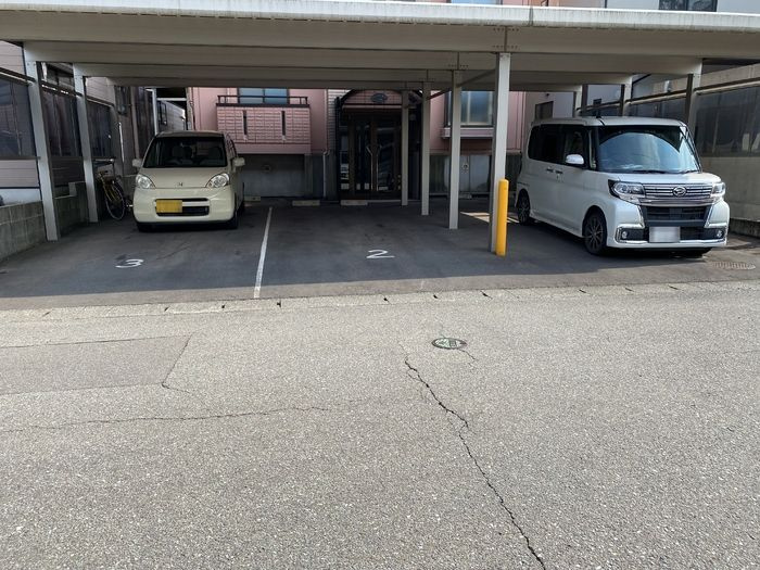 サンテラス松井二の宮の駐車場