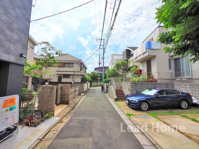 【前面道路含む現地写真】 | 大田区上池台4丁目 | 前面道路は見通しが良く車の出入れもスムーズ！落ち着いた住宅街でお子様の歩行時も安心感があります♪