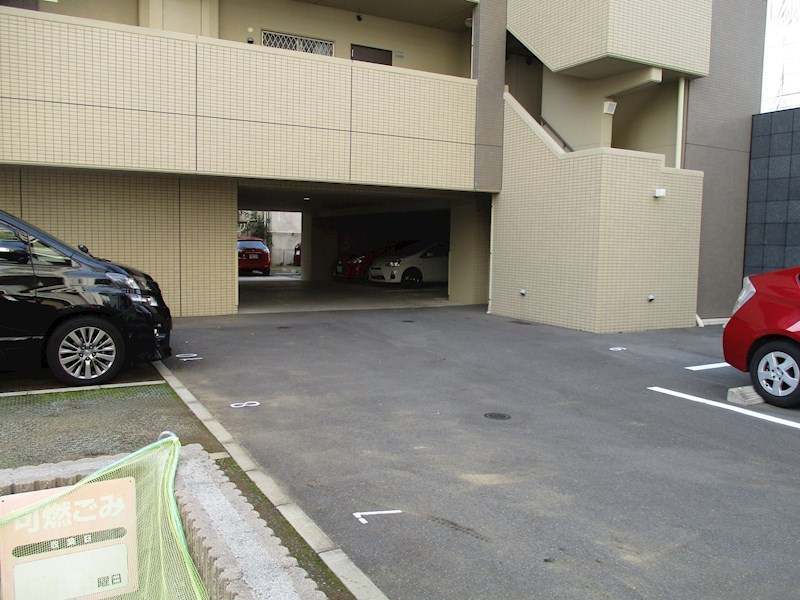 ラトゥール代官町の駐車場
