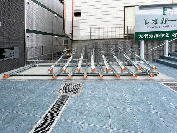 レオ伍拾八番館の駐車場