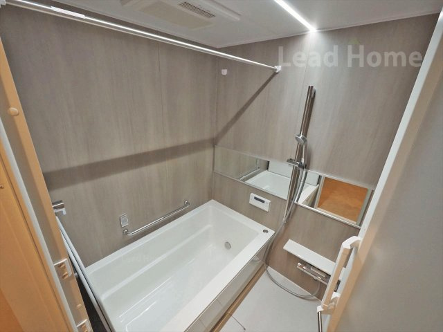 【浴室】 | パークホームズ武蔵小山 | 足を伸ばしてゆったりとお湯に浸かれる広々とした浴室です！一日の疲れを毎日気持ちよく癒せます♪
