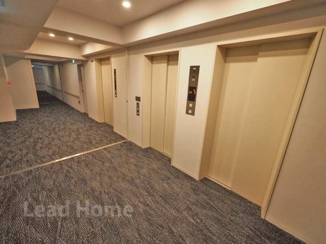 【その他共用部分】 | パークホームズ武蔵小山 | ホテルライクな内廊下設計のエレベーターホールです！天候に左右されず静かで快適に各住戸へ移動できます♪
