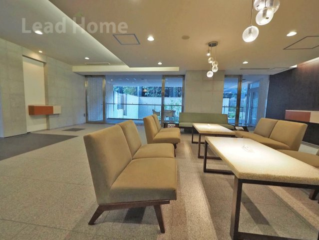 【その他共用部分】 | パークホームズ武蔵小山 | ゆったりとくつろげるソファが並ぶ共用スペースです！自然光が差し込む明るい空間で気分転換できます！