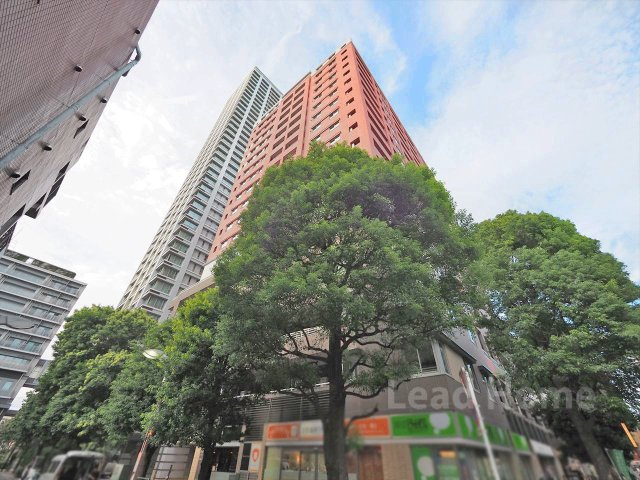 【外観】 | パークホームズ武蔵小山 | 緑豊かな街並みに美しく映える堂々とした外観です！青空の下で毎日気持ちよくお出かけいただけます♪