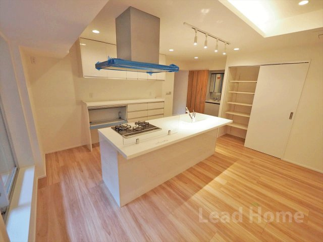 【キッチン】 | パークホームズ武蔵小山 | お料理中もお部屋全体を見渡せるアイランドキッチンです！家族との会話が自然と弾んで楽しくなります♪