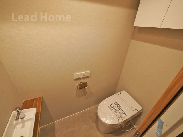 【トイレ】 | パークホームズ武蔵小山 | 便利な手洗いカウンターと上部収納が付いた機能的なトイレです！清潔感あふれる空間を保ちやすいです！
