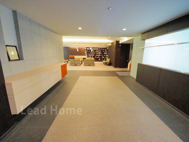 【その他共用部分】 | パークホームズ武蔵小山 | ホテルのように洗練された清潔感あふれる内廊下です！天候の影響を受けず快適にお部屋まで移動できます♪