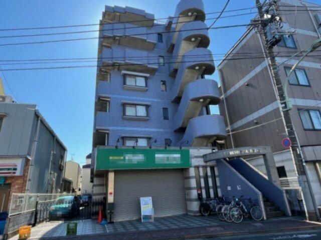 鳴島ビルの外観
