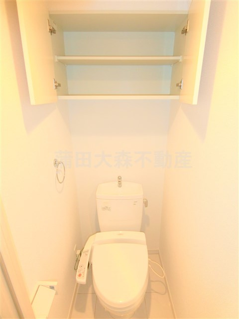 リクレイシア蒲田のトイレ|棚収納と温水洗浄便座付きのトイレ