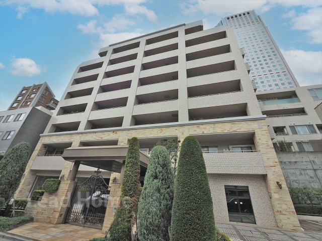 【外観】 | 藤和高輪ホームズ | 植栽の緑が美しく映える堂々とした佇まいのマンションです！手入れが行き届いた清潔感のある共用部ですね♪