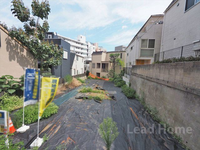 【外観】 | 港区南青山4丁目 | 周囲に高い建物が少なく心地よい陽光が差し込む立地！明るく開放感あふれる住まいを建築できます♪