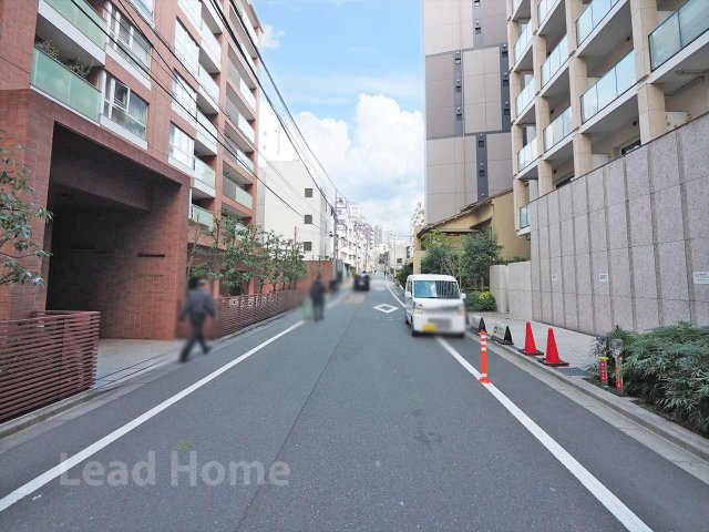 【その他】 | プラウド赤坂 | 歩道がしっかりと整備された見通しの良い前面道路です！ベビーカーを押しながらのお散歩も安全・快適に行えます♪