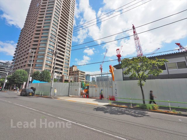 【外観】 | パークコート麻布十番東京　ザ　サウステラス | 青空のもと着々と建築が進む綺麗な物件現場です！完成後の素敵な佇まいと心地よい新生活が待ち遠しいですね♪