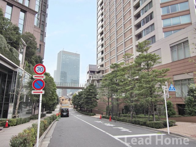 【その他】 | パークコート赤坂ザタワー | 綺麗な歩道が整備された見通しの良い前面道路です！ベビーカーを押しながらのお散歩も安心・快適です♪
