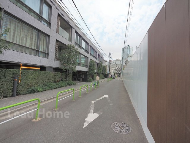 【その他】 | プラウド六本木 | 綺麗に整備された歩道が完備された前面道路！見通しも良く安心感を持って歩行していただけます♪