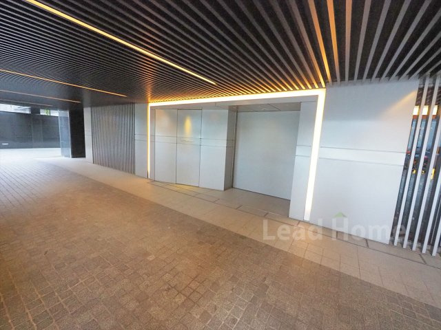 【エントランス】 | プラウド六本木 | 木目調の天井と柔らかな照明がお洒落なエントランス！上品な空間が訪れる人をやさしく迎えます♪