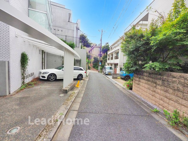 【前面道路含む現地写真】 | 港区元麻布3丁目 | 見通しが良く車の出入れもしやすい前面道路！閑静な住宅街に位置しており小さなお子様とのお散歩も安心です♪