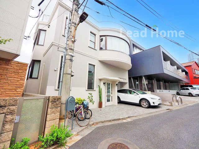 【外観】 | 港区元麻布3丁目 | 白を基調とした爽やかでスタイリッシュな佇まい！植栽の緑が彩りを添え帰宅時も気持ちよく迎え入れてくれます♪