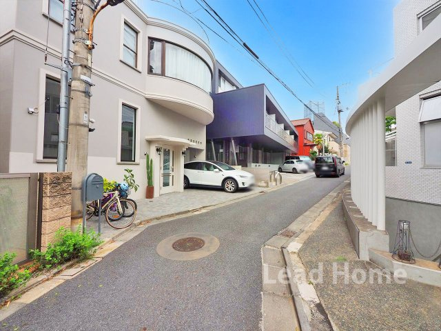 【前面道路含む現地写真】 | 港区元麻布3丁目 | 視界が大きく開けた見通しの良い交差点付近！お車の出し入れや日々の敷地への出入りもスムーズに行えます♪
