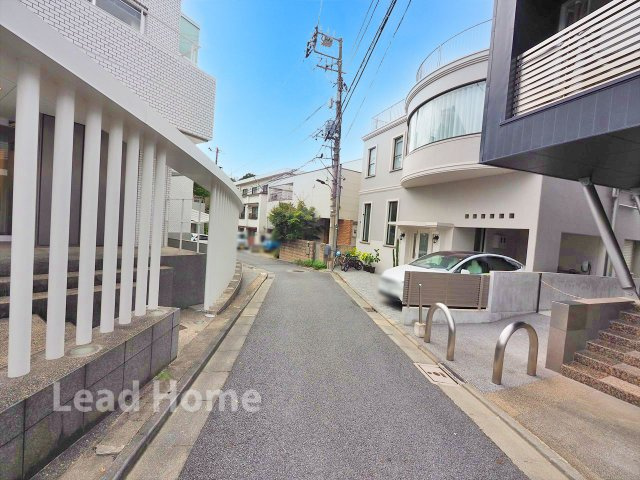 【前面道路含む現地写真】 | 港区元麻布3丁目 | 周辺の建物と調和した閑静な街並みに位置しています！車の騒音を気にせず穏やかな毎日をゆったり過ごせます！