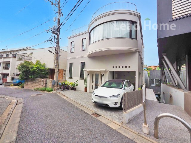 【外観】 | 港区元麻布3丁目 | 道路から敷地への進入路がフラットでスムーズ！毎日のお買い物帰りやお子様のベビーカー移動も快適です♪