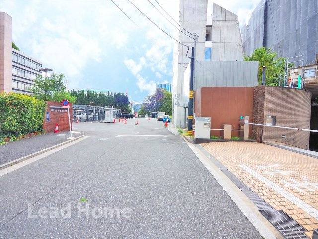 【その他】 | 麻布台パークハウス | 道幅が広く見通しの良いすっきりとした前面道路！車の出入れやベビーカーを押しての移動もスムーズです！