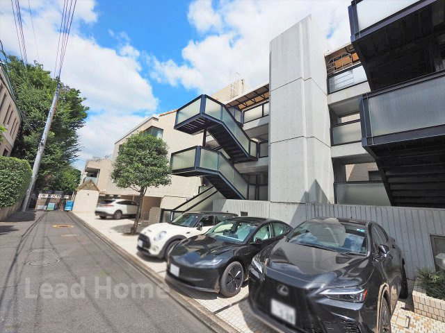 【外観】 | ガーデン南青山 | 周囲の落ち着いた街並みと調和した美しい外観です！日当たりや風通しにも恵まれた心地よい環境です♪