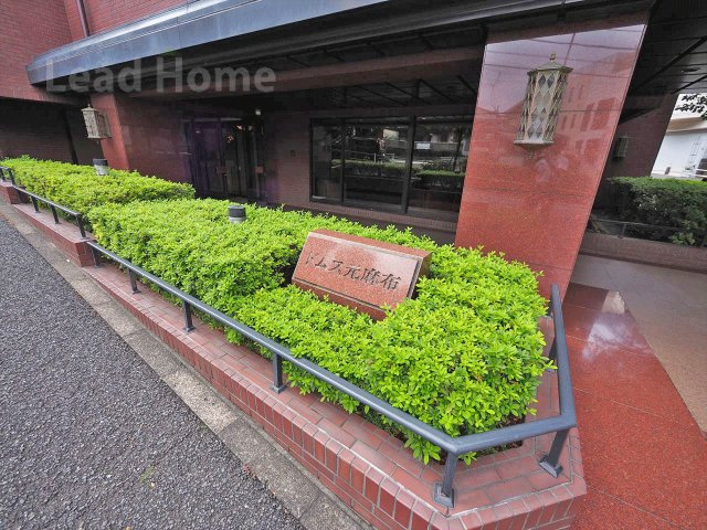 【エントランス】 | ドムス元麻布 | 重厚感あるエントランスには大きな庇があり雨の日の出入りも安心！綺麗に手入れされた植栽も魅力です！